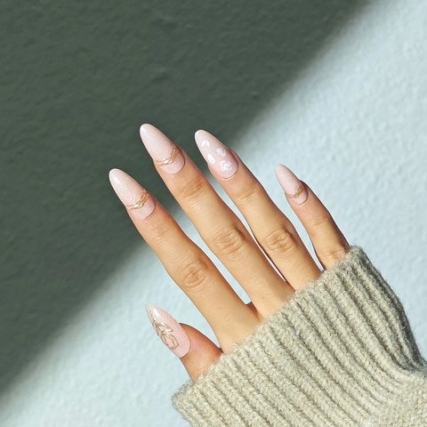 Uñas Postizas De Almendra Larga Rosa Nude Con Relieve De Hoja De Oro Y Textura De Encaje Blanco Manicura Elegante