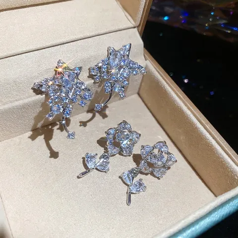 Orecchini A Lobo Eleganti A Fiore E Stella Per Donna Con Intarsio Di Zirconi E Perno In Argento Base In Rame