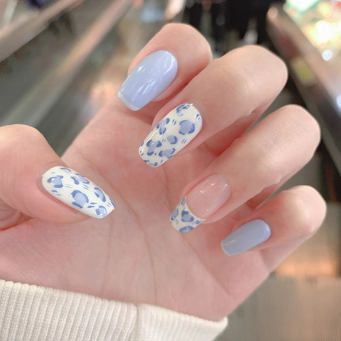 Unghie Finte Blu Bianco Stampa Leopardata Forma Bara Corta Punta Francese Resina Stile Dolce Unghie Artificiali