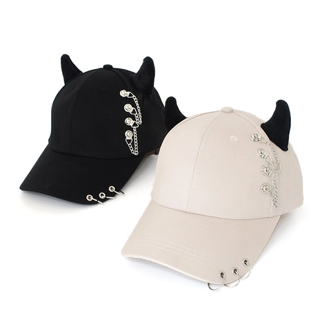 Berretto da Baseball Punk Gothic con Corna di Diavolo in Cotone Decorazione Catena Anelli Metallo Streetwear Hip Hop Regolabile