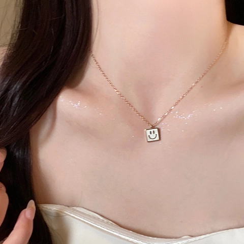 Smiley Gezicht Vierkante Hanger Ketting Titanium Staal Met Imitatie Kunstparelmoer Schelp Inleg Mode Sieraden Voor Dames