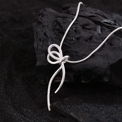 Collier Pendentif Noeud Ruban Cuivre Plaqué Argent Chaîne Serpent Style Minimaliste Doux Bijoux Pour Femmes