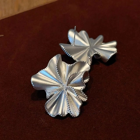 Niche Design Irregular Pleated Lotus Leaf Flower Stud Earrings For Women Copper Zirconia Fashion Inlaid Ear Jewelry Silver