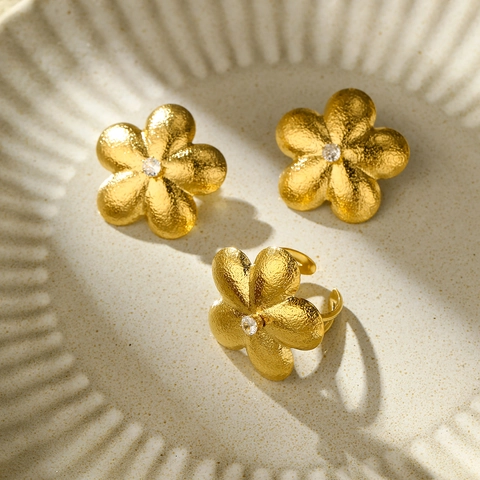 Vintage Edelstahl Blumen Schmuckset Für Damen Vergoldet Gehämmerte Textur Zirkonia Inlay Ohrringe Und Verstellbarer Ring