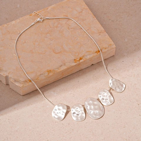 Irreguläre Ovale Gehämmerte Anhänger Halskette Kupferlegierung Geometrische Schlangenkette Moderne Minimalistische Mode Accessoires Damen