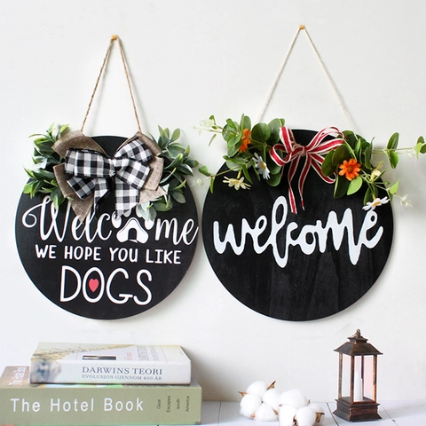 Letrero De Bienvenida Redondo De Madera Con Eucalipto Artificial Y Lazo De Cuadros Para Decoración De Puerta