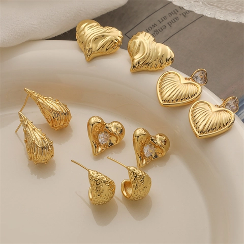 Elegante Vergoldete Kupfer Herz Ohrstecker Mit Funkelndem Zirkonia Für Damen Mode Herzförmiger Hängeschmuck