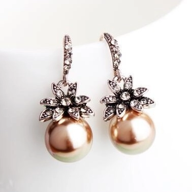Vintage Flower Artificial Pearl Dangle Earrings For Women Retro Copper Alloy Rhinestone Floral Drop Ear Jewelry Elegant Accessory