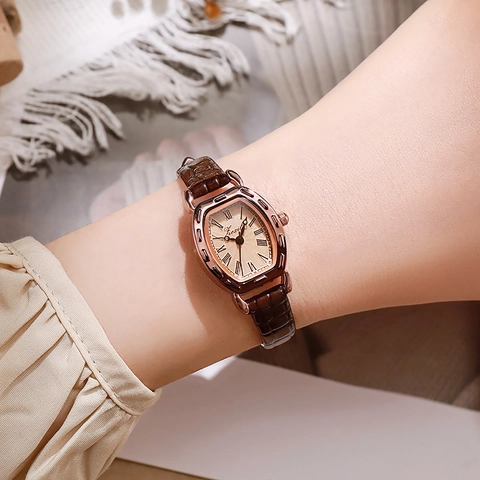 Orologio al Quarzo da Donna Vintage a Forma di Botte Con Cinturino in Pelle Marrone Cassa in Lega Oro Rosa Quadrante Romano