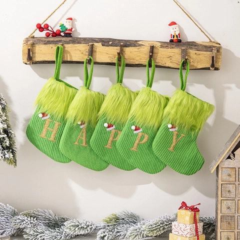 Calza Di Natale In Maglia Verde Con Polsino In Pelliccia Sintetica E Lettera Alfabeto Glitterata Dorata Decorativa