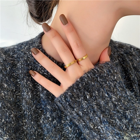 Minimalistische Titaniumstalen Ring Verticale Geribbelde Textuur Goudkleurige Stapelbare Band Sieraden Voor Dames Vintage Ins Stijl