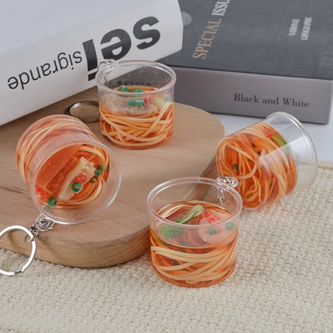 Realistischer Simulation Instant Nudel Eimer Schlüsselanhänger Miniatur Essen Modell Ramen Tasche Charme Kreatives Geschenk