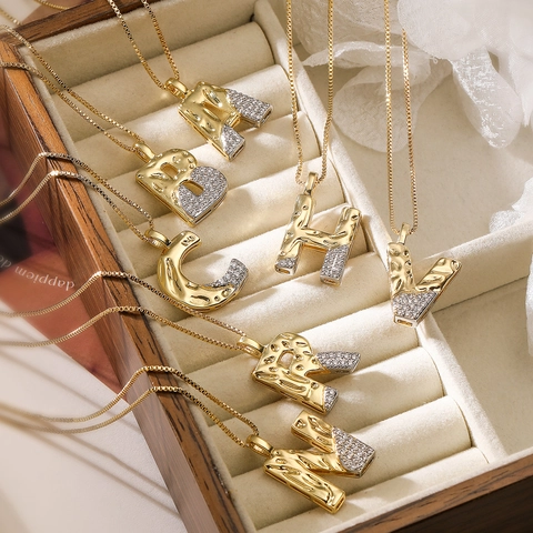 Collana con Pendente a Lettera in Rame e Zirconia Minimalista per Donna Oro Argento Bicolore Catena Veneziana Galvanizzata Gioielli di Moda