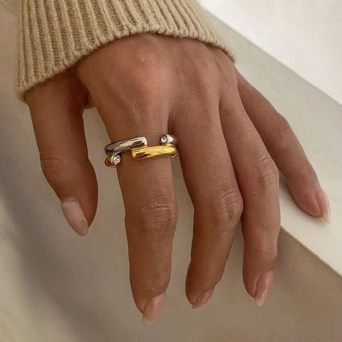 Geometrische Tweekleurige Roestvrijstalen Ring Met Zirconia Inleg Verstrengeld Ontwerp Hypoallergene Sieraden Voor Vrouwen