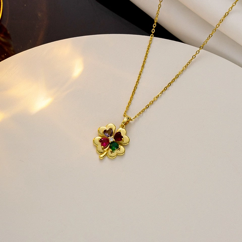 Collier en Acier Titane avec Trèfle à Quatre Feuilles en Cœur et Zirconia Coloré Incrusté Chaîne de Clavicule Plaquée Or Bijoux