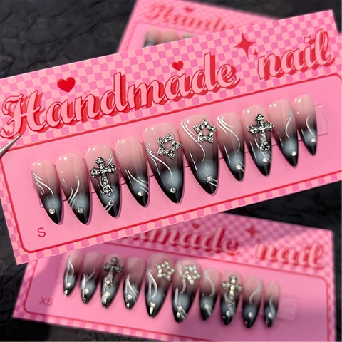 Faux Ongles Faits À La Main Ombre Rose Noir Avec Breloques Métalliques Croix Étoile Argent Et Strass Style Punk Gothique Forme Stiletto