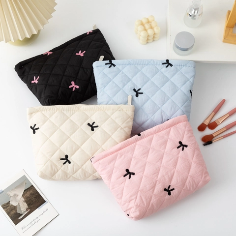 Quilted Bow Embroidery Cosmetic Bag Zippered Trapezoid Toiletry Pouch For Women Daily Use Polyester Fashion Portable