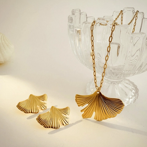Vintage Stainless Steel 18K Gold Plated Ginkgo Leaf Pendant Necklace And Earrings Jewelry Set Elegant Botanical Accessories