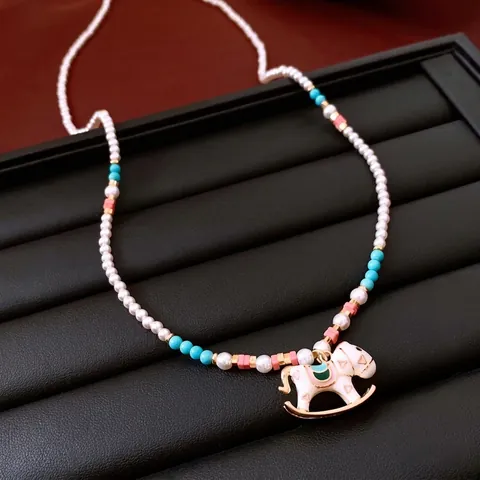 Vintage Schaukelpferd Anhänger Halskette Mit Weißen Künstliche Perlenimitationen Und Bunten Emaille Künstliche Perlen Retro Elegante Pulloverkette Für Damen