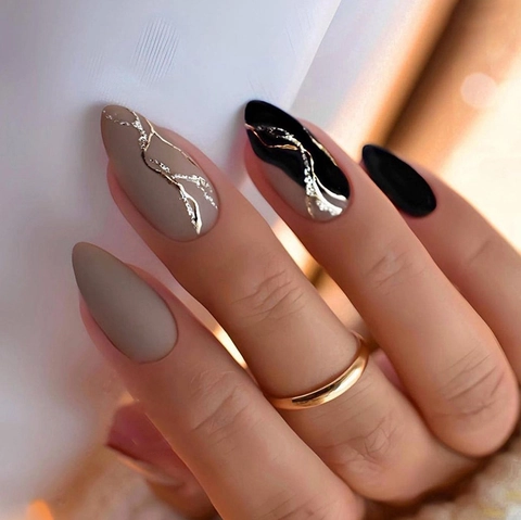 Matte Mandel Kunstnägel Zum Aufdrücken Lang Spitz Grau Schwarz Mocha Goldene Metalllinien Glitzer Elegante Falsche Nägel Damen