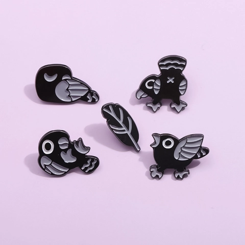 Alfileres de Esmalte de Aleación de Plumas de Pájaro Cuervo de Dibujos Animados Broches de Insignia de Animales Góticos Personalizados Para Accesorios de Mochila de Ropa
