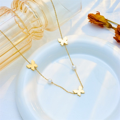 Elegante Collana Con Pendente a Farfalla in Acciaio al Titanio Con Perla Artificiale Oro Minimalista Catena da Clavicola Donna