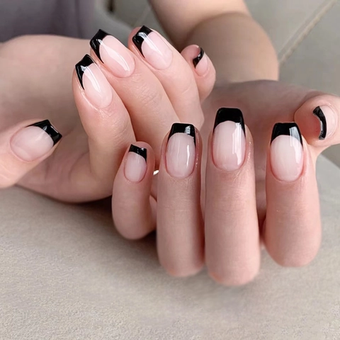 Faux Ongles Press On Nails Style Français Court Coffin Pointes Noires Base Rose Nude Pour Femmes