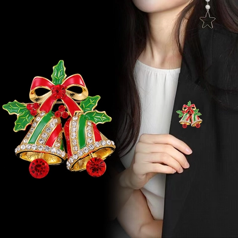 Kerstbel Broche Legering Strass Emaille Rode Strik Hulstblad Feestelijk Vakantie Accessoire Voor Dames
