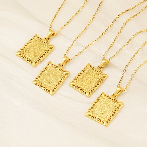Collana Con Ciondolo Lettera Vintage Placcata Oro 18K Acciaio Inossidabile Quadrato Cavo Rilievo Gioielli Donna Uomo