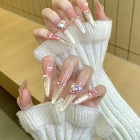 Unghie Finte Press On Sfumate Rosa Effetto Occhi Di Gatto Lunghe Stiletto Con Strass Cuore Perla Artificial E Decorazione Fiocco 3D