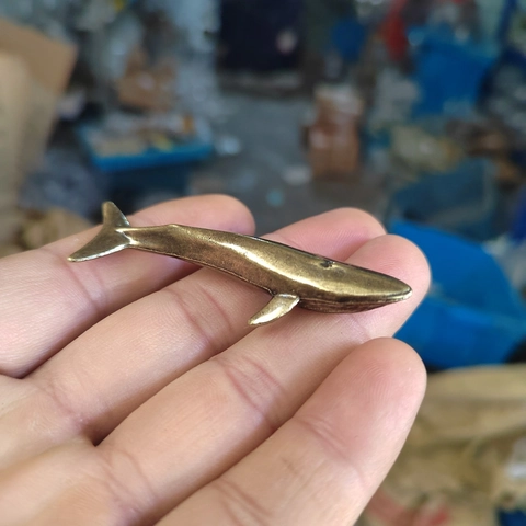 Vintage Brass Whale Figurine Mini Marine Life Statue Retro Desktop Ornament Home Office Decoration Tea Pet Sculpture