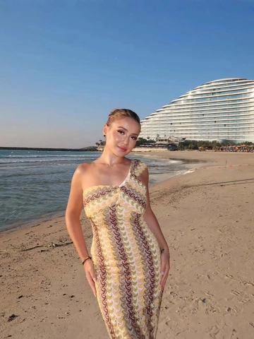 Vestito Maxi In Maglia All'Uncinetto Monospalla Stampa Zigzag Vacanze Al Mare Vestibilità Aderente Senza Maniche