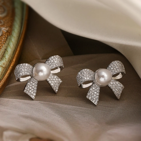 Orecchini A Lobo Con Fiocco Perla Artificial E Zircone Rame Placcato Oro 18K Per Donna Gioielli Di Moda