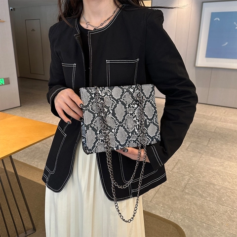 Fashion Snake Pattern PU Leather Shoulder Bag For Women Trendy Python Print Metal Chain Crossbody Small Square Bag
