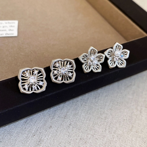Orecchini A Lobo Fiore Traforato Rame Con Zircone E Imitazione Perla Artificial E Perno In Argento Gioielli Eleganti Da Donna