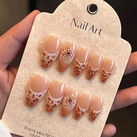 Luipaardprint Press On Nagels Amandelvorm Franse Stijl 3D Bloem Steentjes Glanzend Nude Oranje Kunstnagels Dames