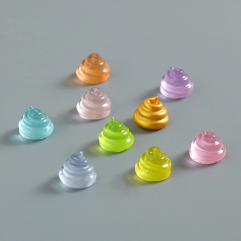 Ciondoli Luminosi A Forma Di Cacca Resina Glow In Dark Spirale 3D Cartone Animato DIY Gioielli Accessori Mini Ornamenti Scrivania