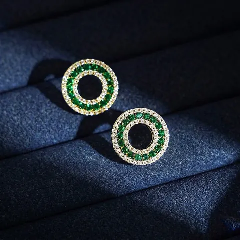 Geometrische Ronde Smaragdgroene Zirkoon Oorknopjes Verguld Met Micro Ingelegde Strass Steentjes En Zilveren Oorpijpjes