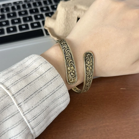 Bracelet Jonc Ouvert En Cuivre Relief Floral Vintage Réglable Style Rétro Bijou De Main Pour Femmes
