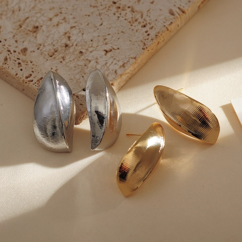 Orecchini a Bottone a Forma di Foglia Geometrica Minimalista per Donna Stile Europeo Texture Spazzolata Rame Oro Argento
