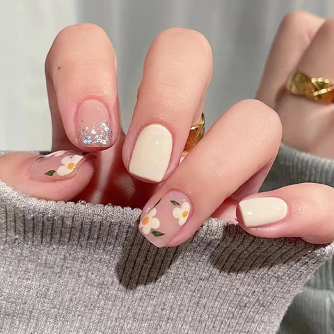 Faux Ongles Courts Ronds Motif Marguerite Blanche Mignon Vert Menthe Paillettes Argentées Avec Colle