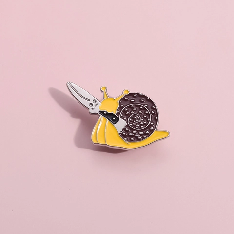 Lustige Schnecke Mit Messer Emaille Pin Legierung Cartoon Tier Brosche Humorvoll Rucksack Kleidung Deko Abzeichen
