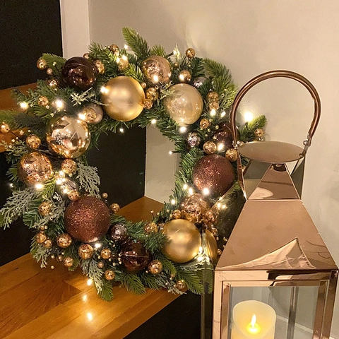 Künstlicher Weihnachtskranz Kiefer LED Lichter Kugeln Beeren Schleife Türbehang Feiertag Deko Ornament