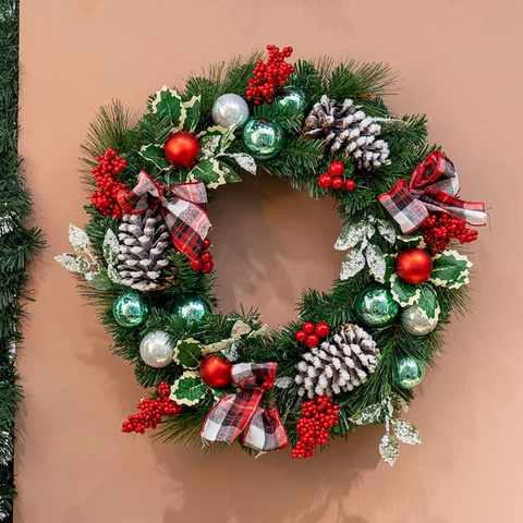 Corona Di Natale Neve Floccata Aghi Di Pino Con Pigne Bacche Fiocco Scozzese Per Decorazione Porta Parete