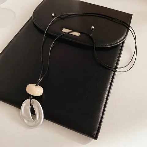 Lange Hanger Ketting Met Onregelmatige Legering Ring En Acryl Kraal Verstelbaar Zwart Koord Minimalistische Trui Ketting Voor Dames