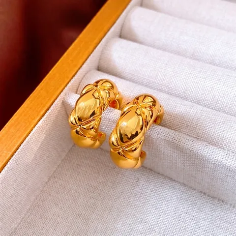 Markante C-Förmige Creolen Mit Silbernen Ohrsteckern 18K Vergoldetes Kupfer Gesteppte Textur Retro Minimalistisch Damen