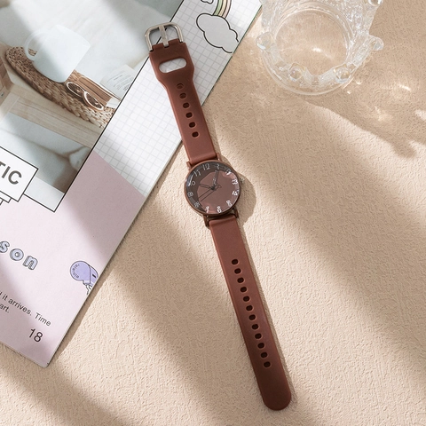 Women's Fashion Minimalist Quartz Watch With Silicone Strap Metal Case Hand-drawn Arabic Numerals Heart Detail Wrist Watch