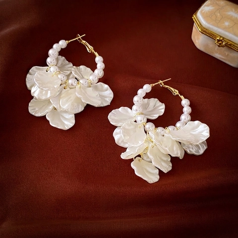 Künstliche Perlen Blumen Creolen Mit Acryl Blütenblatt Anhängern Und Silver Earring Post Französische Vintage Elegante Palast Stil