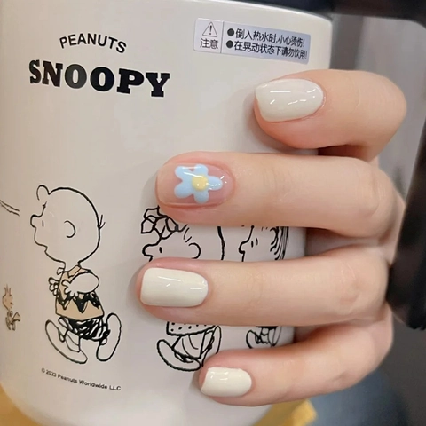 Uñas Postizas Cortas Brillantes De Resina Color Crema Con Diseño Flores Azules Estilo Dulce Y Fresco Para Mujeres Uso Diario