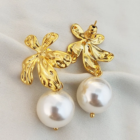 Pendientes de Hoja de Naturaleza Vintage Francés con Perla Artificial Elegante Cobre Dorado Textura Martillada Diseño de Nicho Mujer